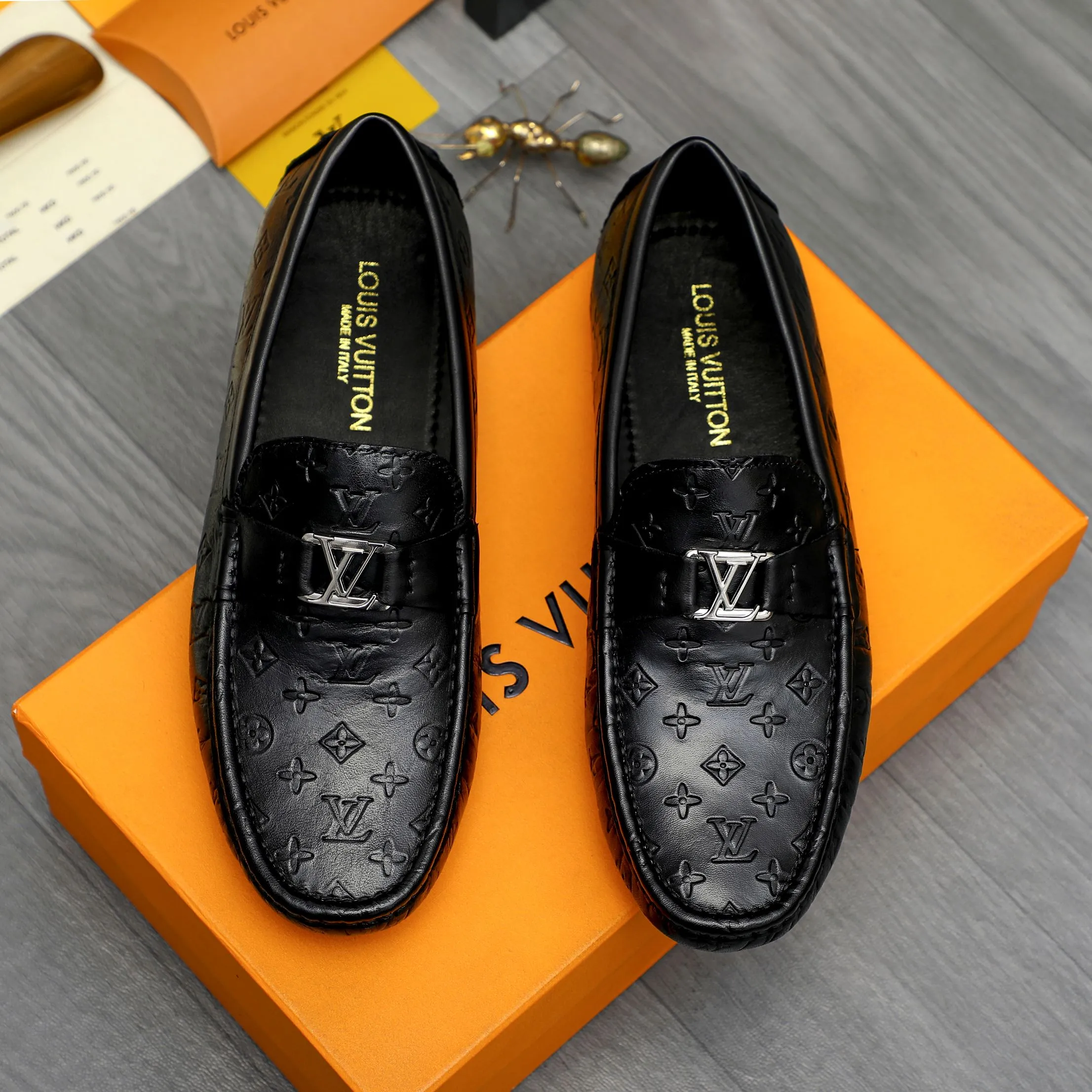 Men's shoes 💰p420 Product trademark: LV (Louis Vuitton) casual slip-on men's shoes Regular size: 38-44 Product materials: Selected high-quality cowhide embossed upper, sheepskin lining, rubber outsole